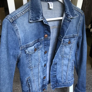 Jeansjacka - En fin jeansjacka i mycket bra skick från h&m. Sparsamt använd. Ett måste i garderoben! 🤩 Storlek 34.