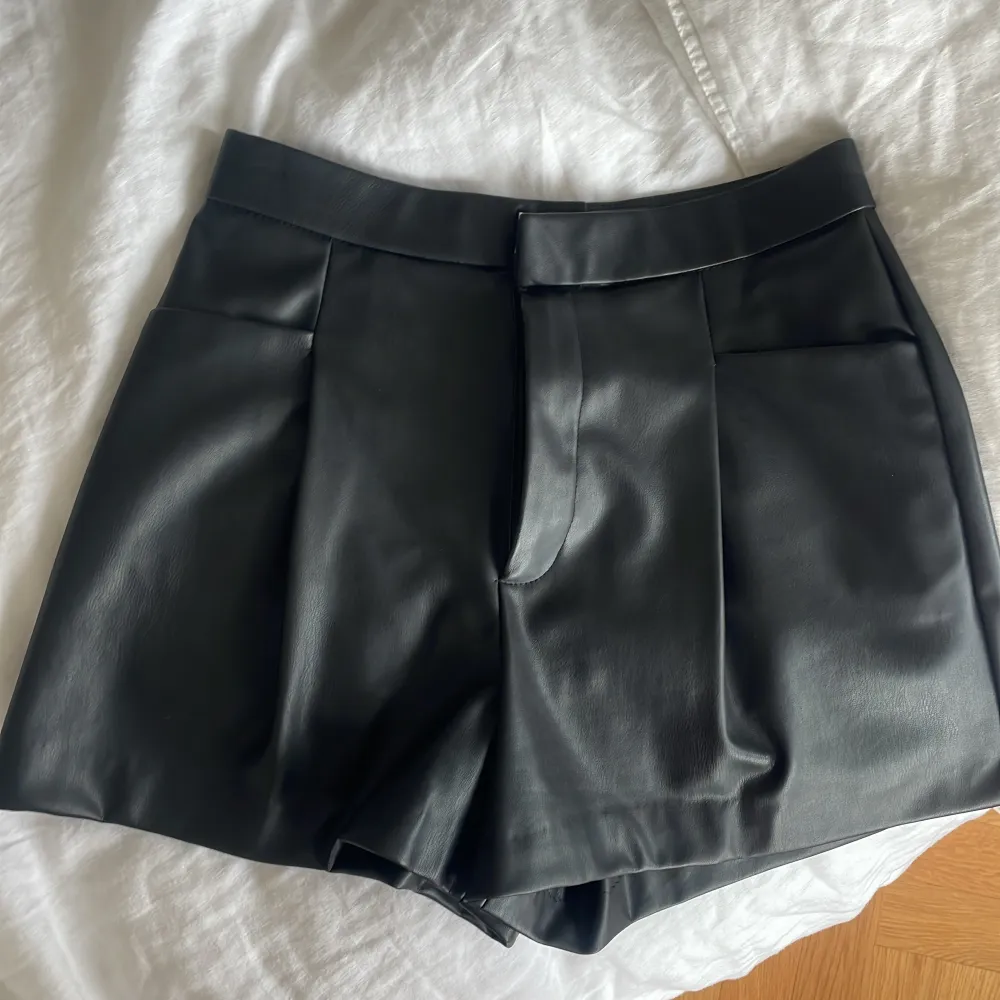 Shorts i skinnimtation från Zara i nyskick! Jättefint till hösten med ett par strumpbyxor och en stickad tröja 💕. Shorts.