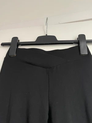 Svarta byxor mjuka utsvängda  - Mjuka utsvängda bomulls byxor från H&M. Storlek 152, i nyskick.  