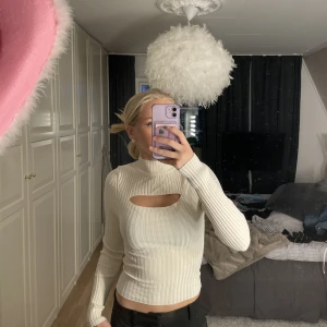 Långärmad  - Jätte fin långärmad tröja med urskärning vid brösten, jätte fint skick helt oanvänd