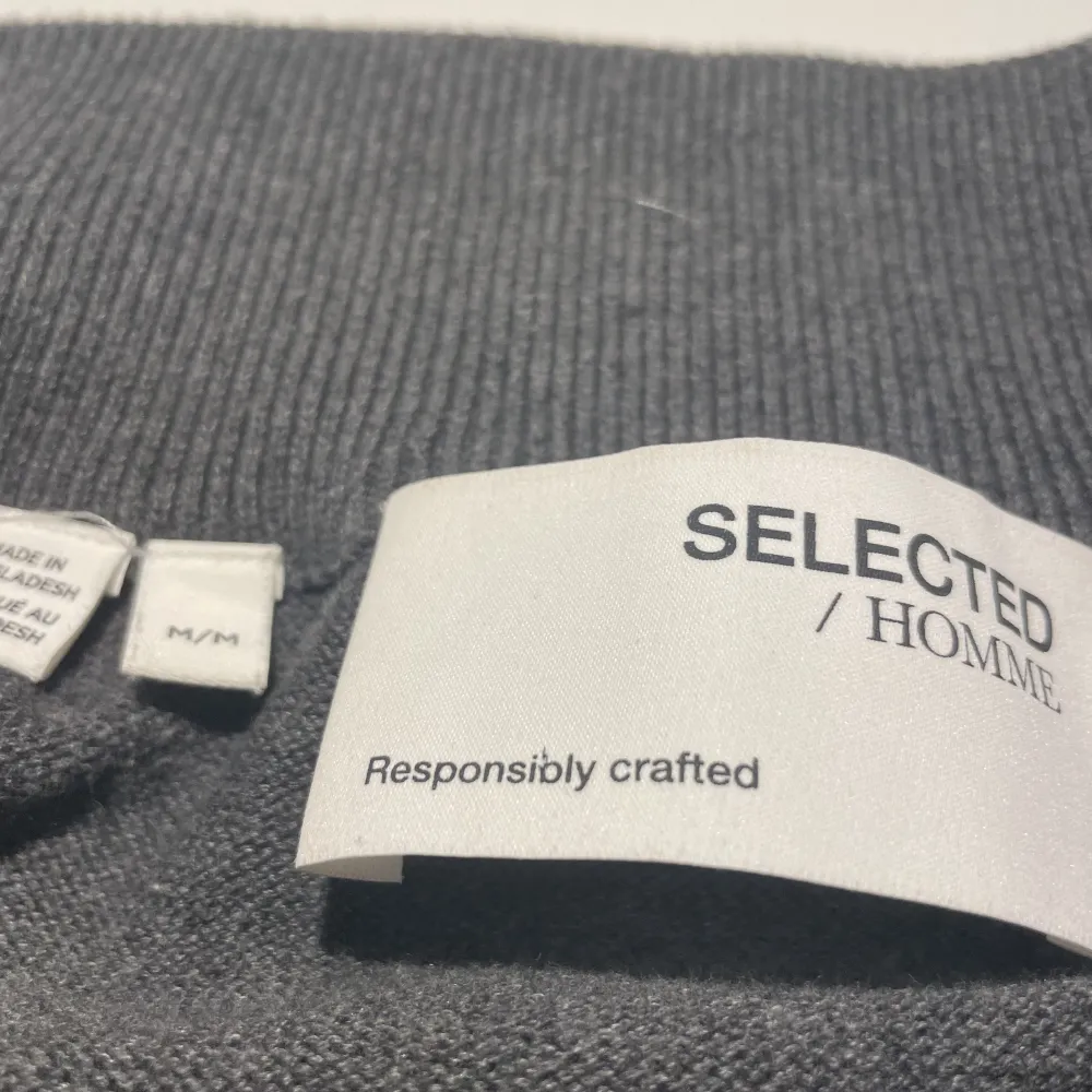 Säljer min snygga selected homme half zip tröja. Köptes för 500kr och säljer den för 250kr. Den är i storlek L och i har inga skador. Hör av dig vid frågor!. Tröjor & Koftor.