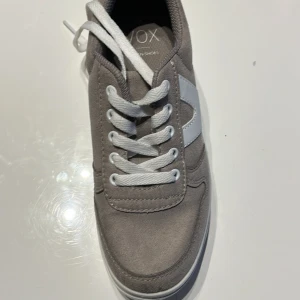 Skor - Säljer min gammal skor har aldrig använt dom 