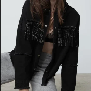 Jacka - Tänkte kolla om någon va intresserad av denna jackan från zara! Köpte här på plick, men ser precis ny ut. Tror även att det ska gå att sprätta bort fransarna om man inte skulle vilja ha de kvar🩵