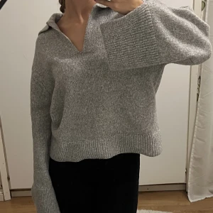 Stickad tröja - Använd en gång, köpt för någon vecka sedan. Superfin slits som gör hela tröjan😍