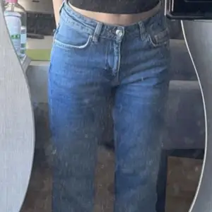 säljer dessa jeans från Gina Tricot som är mid waist. säljer då dem blivit för små för min smak☺️skriv gärna om ni har några frågor eller funderingar🥰inga defekter. köparen står för frakten