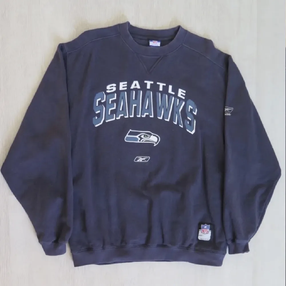 Vintage Seattle Seahawks sweatshirt i storlek M/L! Köptes på plick för något år sedan men kommer inte längre till användning. 375 kr inklusive frakt 💗. Tröjor & Koftor.
