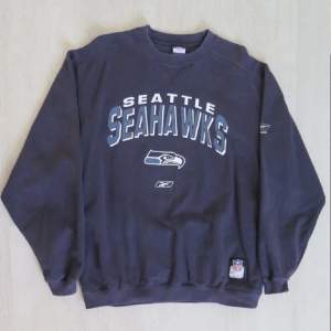 Vintage Seattle Seahawks sweatshirt i storlek M/L! Köptes på plick för något år sedan men kommer inte längre till användning. 375 kr inklusive frakt 💗