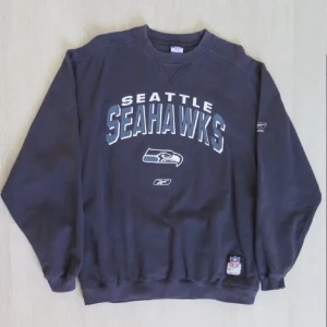 Reebok Seahawks sweatshirt - Vintage Seattle Seahawks sweatshirt i storlek M/L! Köptes på plick för något år sedan men kommer inte längre till användning. 375 kr inklusive frakt 💗