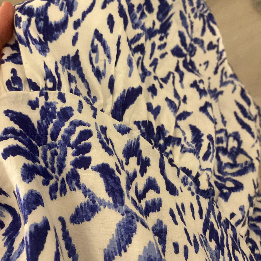 Säljer en jätte söt blå mönstrig kjol från Gina Tricot, nyskick, nypris runt 350-400kr.. Hameet.