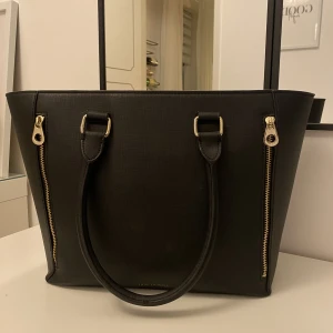 Handväska Don Donna  - En jättefin handväska från don Donna i jättefint skick och inga skador! Guld detaljer! Kom gärna med prisförslag!❤️