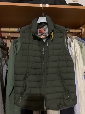Parajumper våst - Skit snygg parajumper väst i olivgrön färg.  Nypris typ 2200kr inte använd så himla mycket men fint skick säljer för den blev lite för liten