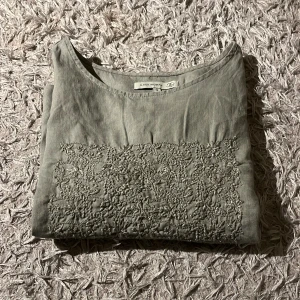 Blus - En jättefin blus i ett jättefint skick 