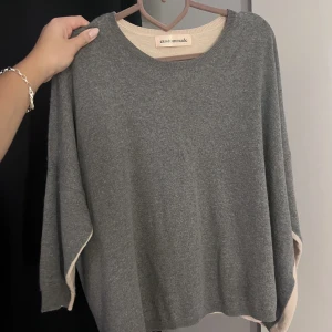 Stickad trekvartsärmad tröja - Stickad tröja i angora, kashmir och ull från custommade, uppskattad storlek S/M. Grå framsida och ljusrosa baksida