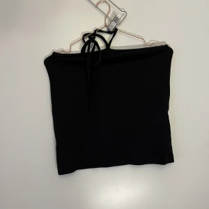 MiniKjol - En fin kjol som man knyter runt midjan (går att använda som topp också) den är alsrig använd bara testad, minns inte riktigt vart jag beställde men tror det var från nelly.com! Inga defekter, skriv ifall jag ska skicka bild hur den sitter på!