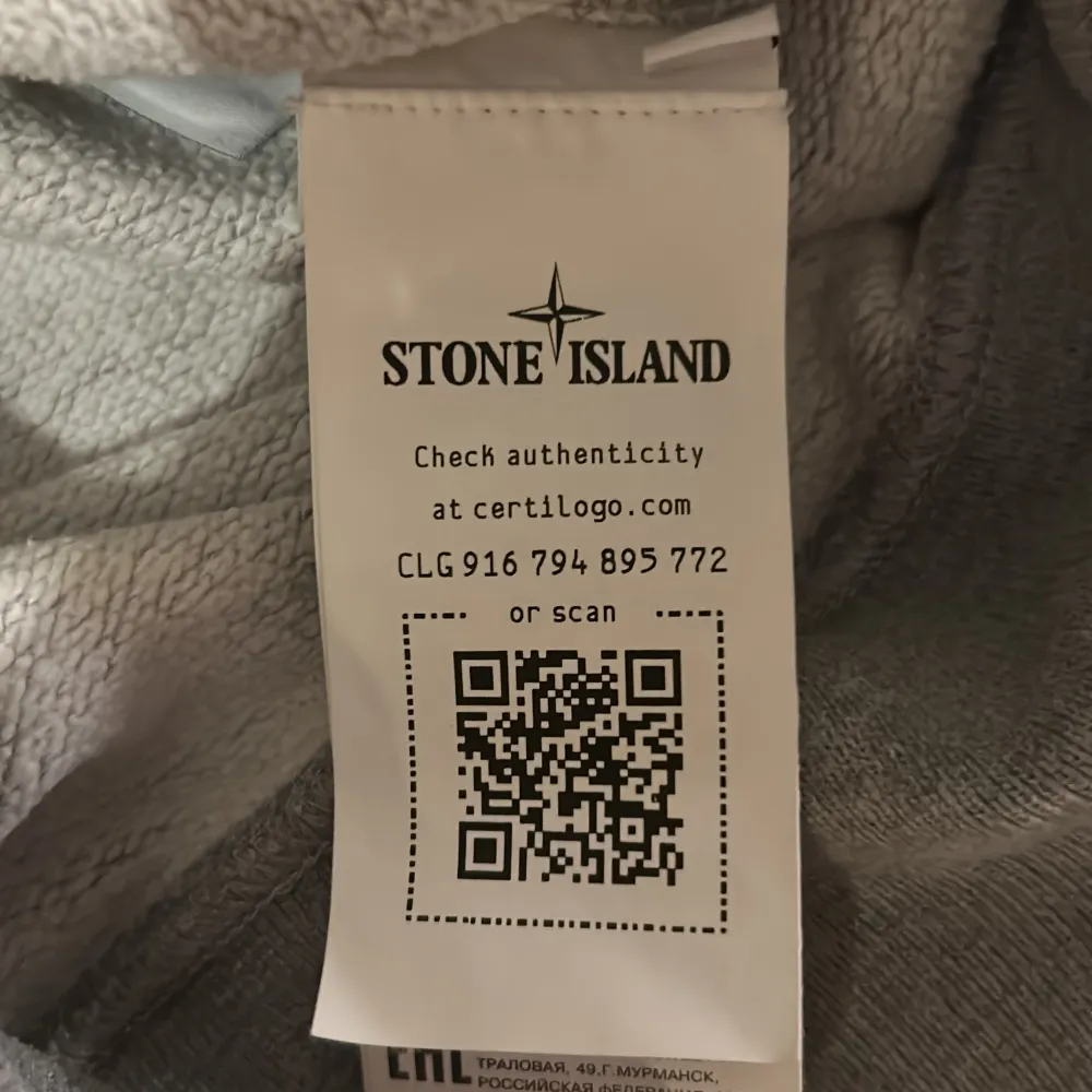 Säljer en stone island sweatshirt som jag köpte på nk i somras för 2800kr pga att jag tröttnat på den. Använt ett fåtal gånger. Skick 10/10 som helt ny alltså inga täcken på att den är använd. Bara att skriva om frågor eller om fler bilder önskas😊. Tröjor & Koftor.