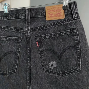 Levis miniskirt - Så cool kjol, skulle säga miniskirt från Levis😍Slitningar är en del av looken och var där när kjolen köptes🤩 