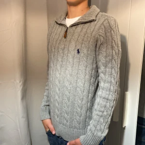 Polo Ralph Lauren half zip - Tja! Säljer denna as feta Polo Ralph lauren half zip, har tröttnat på den, skick 9,5/10. Storlek M. Passar alla runt 170-180cm lång. Nypris ligger på runt 2000kr. Pris kan diskuteras via snabbaffär! Mvh, Alend 
