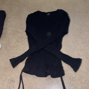 Tröja - En svart tröja med snören som man kan knyta upp på sidorna! Aldrig använd Storlek:M