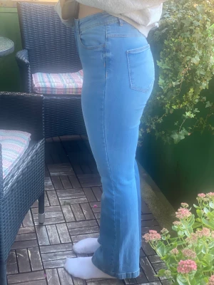 Jeans JDY Denim 29/32 - Ljusblå jeans m. flarr  Mkt gott skick  JDY Denim W/29 L/32