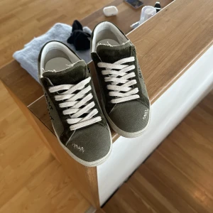 Saint Laurent skor - Säljer nu mina Saint Laurent för att dom tyvärr inte passar mig. Dom är använda fåtal gånger och är därav i princip i nyskick! Nypris är ca 7000kr men just denna modell säljs inte längre! Box osv medföljer!😋Hör av er vid frågor eller intresse❤️🤩