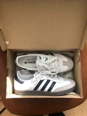 Adidas samba OG - Säljer mina helt nya adidas samba OG i storlek 39 på grund av att de är för små för mig.   Använda bara en dag när jag insåg att storleken inte funkar. Kan hämtas i centrala Uppsala eller skickas om köparen står frakt.