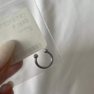 Helt ny och oanvänd septum piercing! 45 inkl frakt   Kula: 3mm Diameter: 10mm Tjocklek: 1,6mm