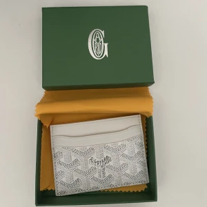 Goyard korthållare  - Inte använd. Färg vit väldigt sällsyn!  Box fås med! Skickas över hela Sverige!  