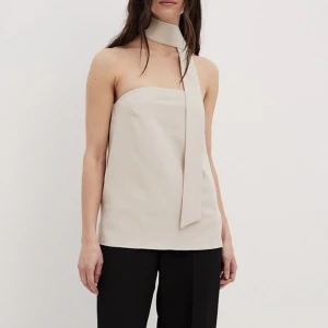 Tubtopp med scarf - Tubtopp med scarf från nakd. Säljer pga att den aldrig kommer till användning. 💕