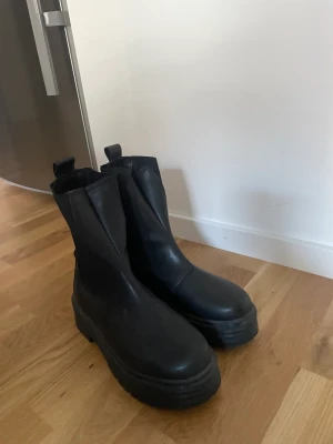 Boots - Halvlånga stövlar från Nelly. I storlek 39. Använd endast ett par gånger. 