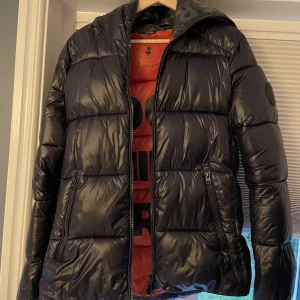 Save the duck - Vinterjacka - Hej! Säljer nu min vinterjacka som är sparsamt använd. Säljer den eftersom jag har växt ur den. Köpt för 3 100kr. Den har ett mycket litet skrapmärken på höger armbåge som inte syns vid användning (bild 3). kvitto finns. Hör av dig vid frågor. 