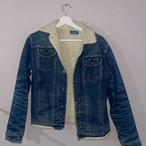 Jeansjacka - Najs jeansjacka från Wrangler perfekt i kylan! Står ingen strl men skulle gissa M. Har en inneficka vid vänster sida. Skriv vid intresse eller köp direkt!🌟