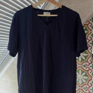 Acne Studios t-shirt,  Plain blå V-ringad tröja, hel och ren (utom lappen som man ser på bild 2)  Inköpt för: 2200kr Mitt pris: 350kr