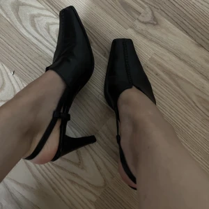Svarta klackskor  - Köpta från Sellpy, använd 1 gång. Har massa andra skor som kommer till användning istället 