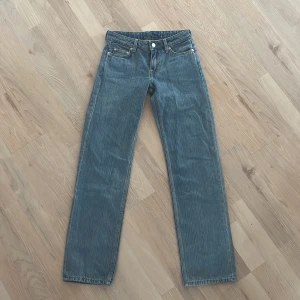 Lågmidjade jeans från weekday - Ett par lågmidjade jeans från weekday. Aldrig använda då de är för små för mig, de är storlek 23/32 och jag är 162 cm lång. Passar bra i längden men är för små runt höfterna. Nypris 569 kr.