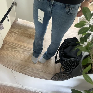 Zara lågmidjade jeans - Ett par blåa lågmidjade jeans från Zara som är slutsålda! 💙(Aldrig använda)