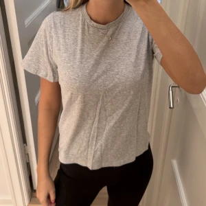 & other stories t shirt - Grå t shirt från & other stories! Storlek 34❤️
