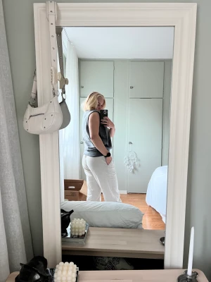 Stickad väst Alan Paine - Stickad väst strl 44 men sitter såhär på mig som brukar bära s i tröjor. Dvs fint oversized 