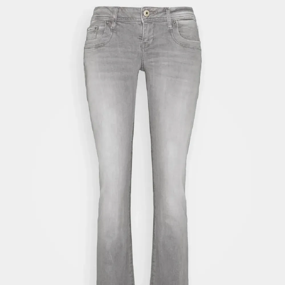 Säljer mina lågmidjade grå ltb jeans. Säljer då de ej kommer till användning💘 nypris 829. Jeans & Byxor.