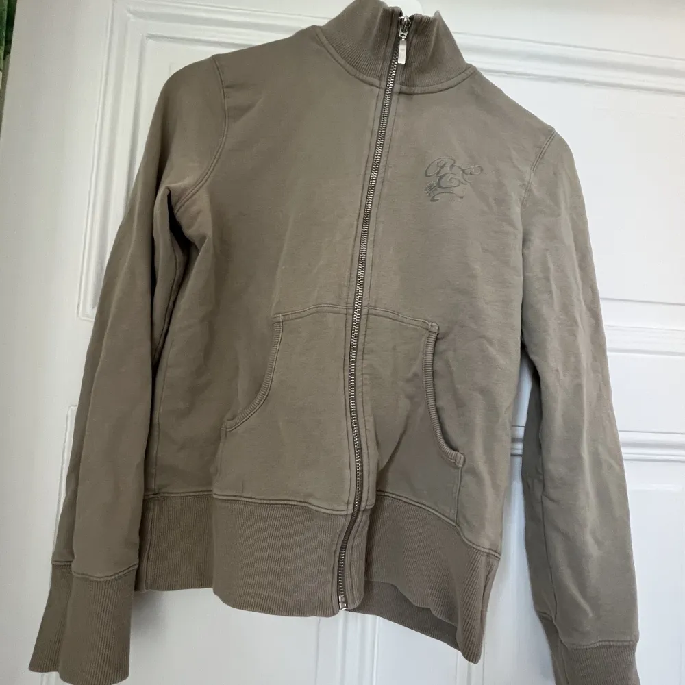 Jättesnygg khaki-grön y2k zip tröja!!. Hoodies.