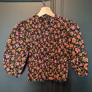 Oanvänd blus/tröja från H&M i blommigt mönster, perfekt inför hösten