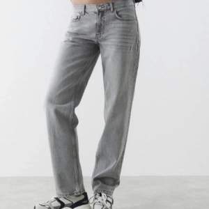 Säljer mina gråa Low waist jeans från Gina tricot då jag har liknande jeans💞💞