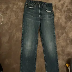 Feta Levis jeans Size 26/28 skick 8/10 ord pris 1200kr 