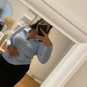 Blå stickad tröja - Blå stickad och ribbad tröja. Väldigt mysig men samtidigt väldigt fin på. Denna är från shein och är i super skick