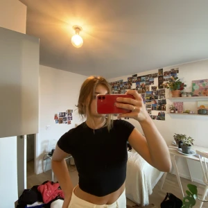 Babytee - Svart minitee från weekday