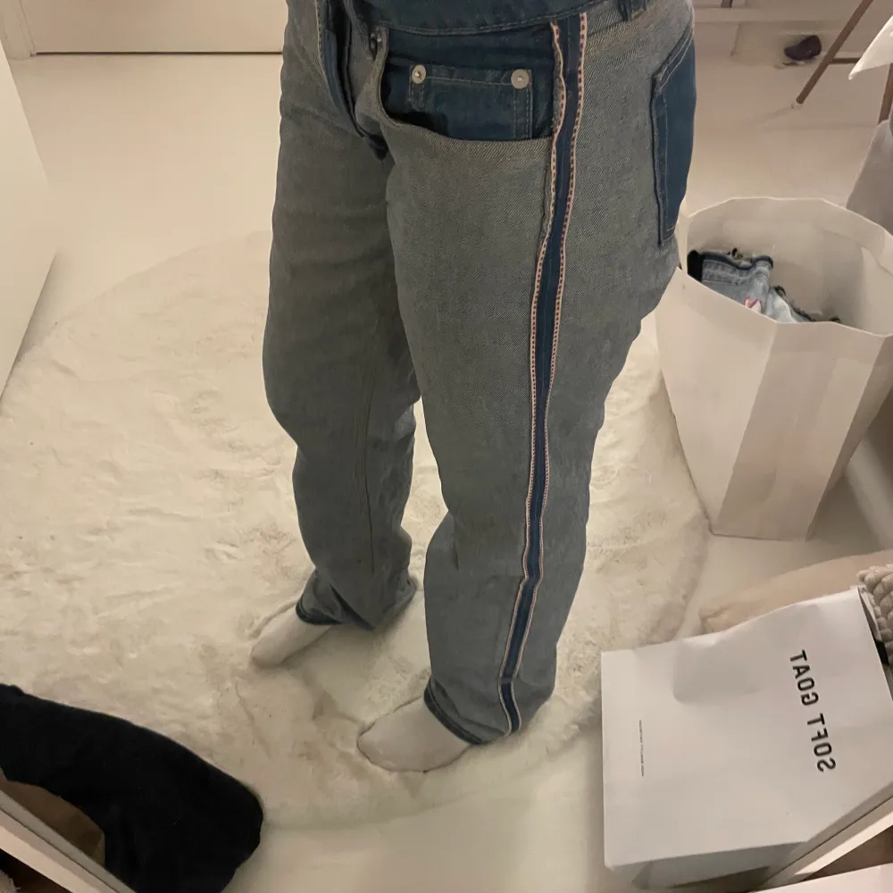 Säljer dessa så coola och unika jeans. Jeans & Byxor.