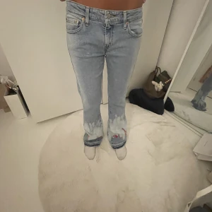 Coola jeans - Så himla unika och coola Levis jeans som är lågmidjade! De är till och med special designade så de finns inga liknande😍
