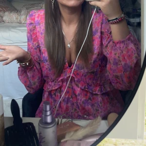 Bikbok blus  - Säljer denna super fina blusen från bikbok som är super poppis.  Använd ca 2 gånger men sedan bara legat i garderoben och inte kommit till användning.❤️❤️