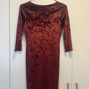 Klänning  - Sammetsklänning med låg rygg i storlek 38 