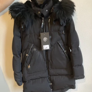 Cedrico jacka - Använd en vinter inga skador. Storlek s. Dunjack. 8499kr ny pris säljer för 3800kr