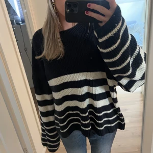 Randig stickad tröja - Säljer denna randiga stickade tröja 